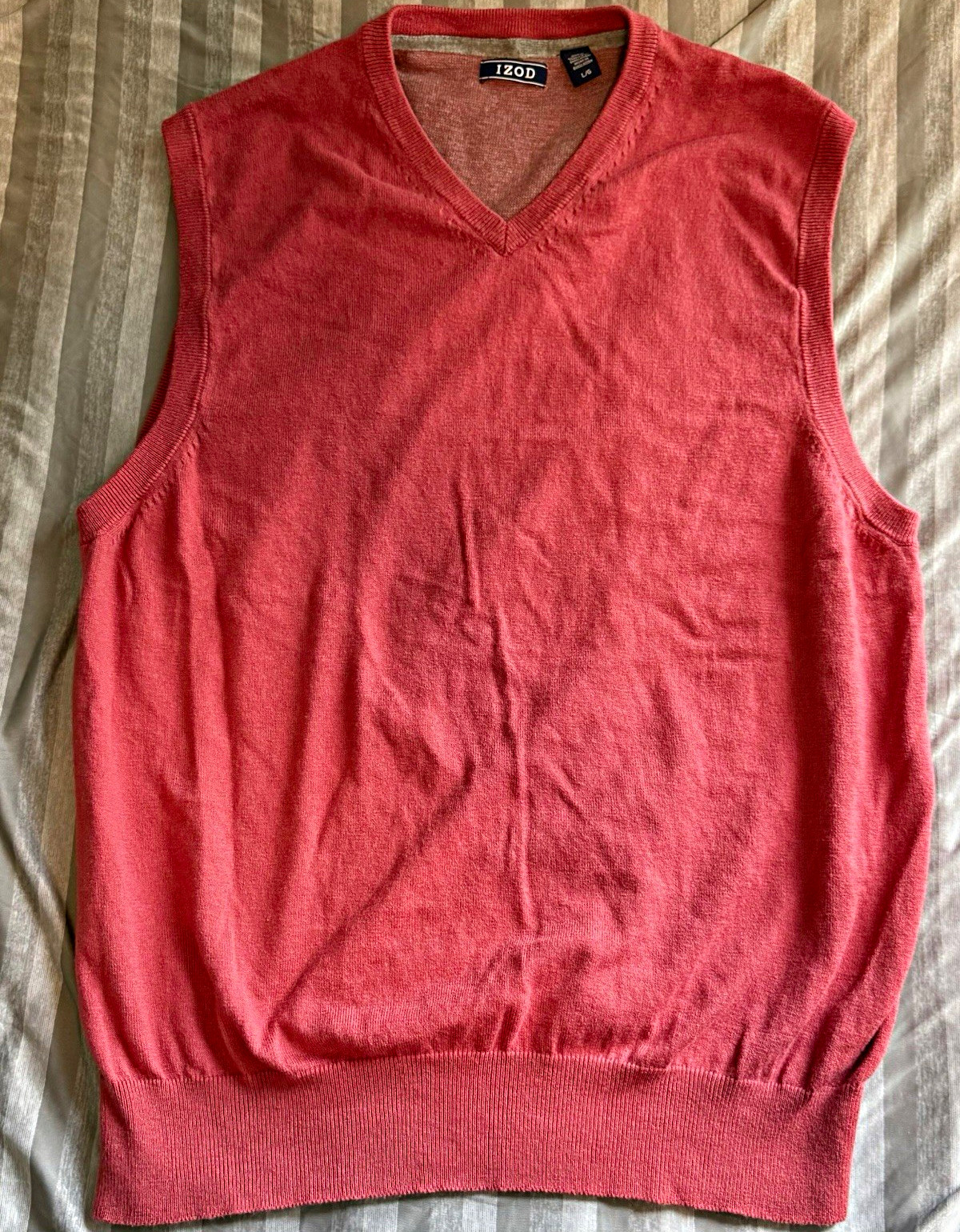 IZOD Red V-Neck Sweater Vest Cotton Blend Knit Logo Solid Men\'s L Regular IZOD Red V-Neck Sweater Vest Cotton Blend Knit Logo Solid Men\'s L Regular