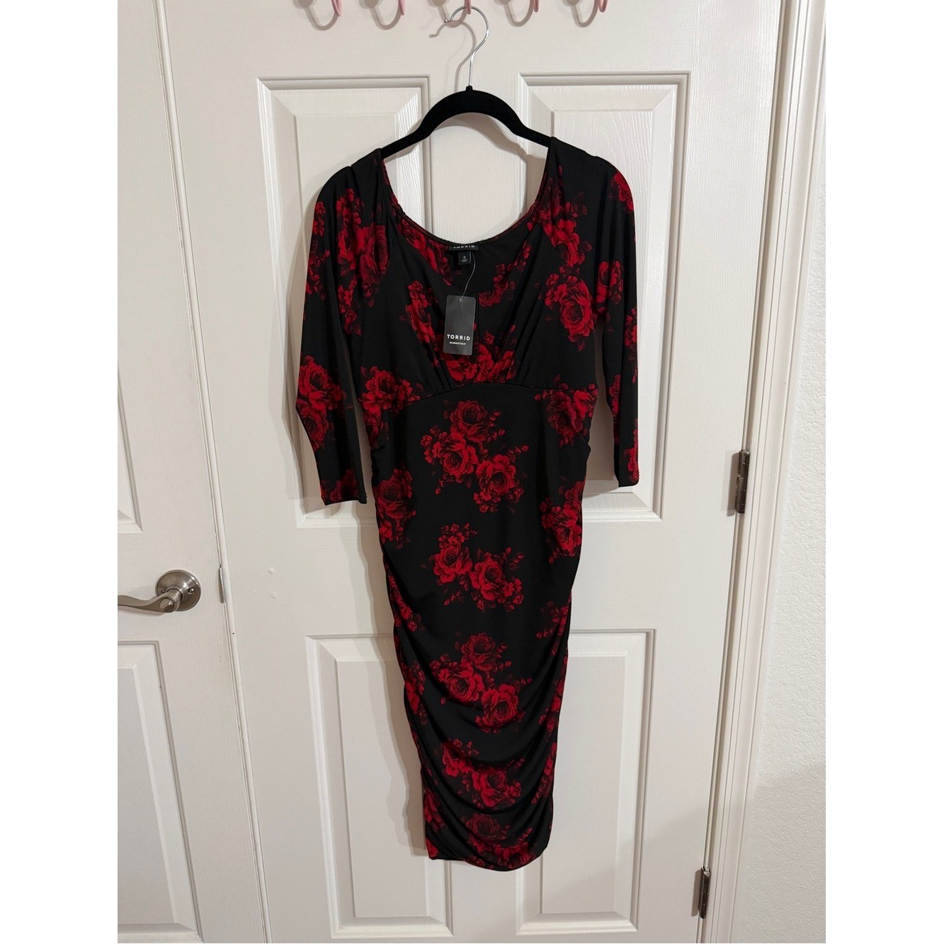 NWT Torrid Size 0 Black Red Rose Floral Ruched Bodycon Midi Dress