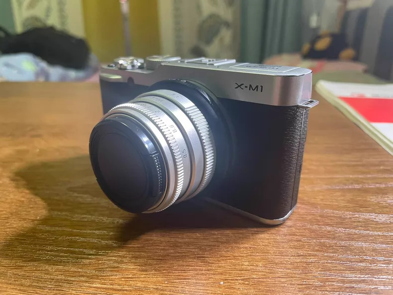 Fujifilm X-M1 XM1 16.3MP Mirrorless Digital Camera 35mm f/1.6 manual focus lens