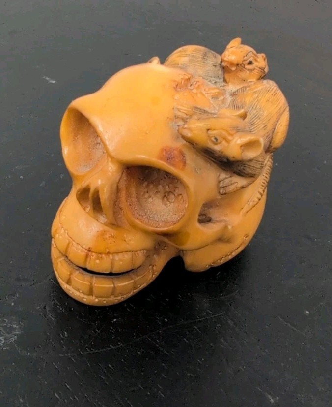 Japanese Carved Boxwood Netsuke Skull & Rats Signed Tomokazu Meiji Edo