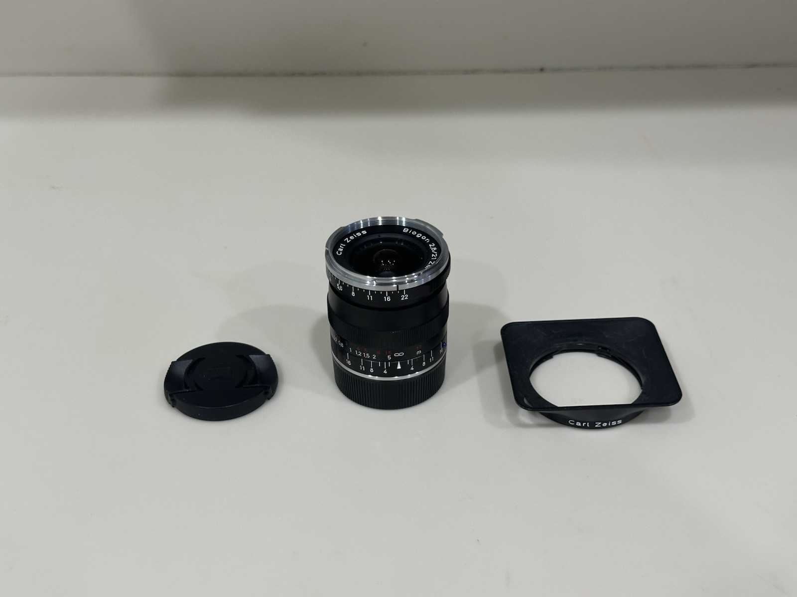 Carl Zeiss Biogon T* 21mm f/2.8 ZM Leica M Manual Focus Lens w/ Square Hood