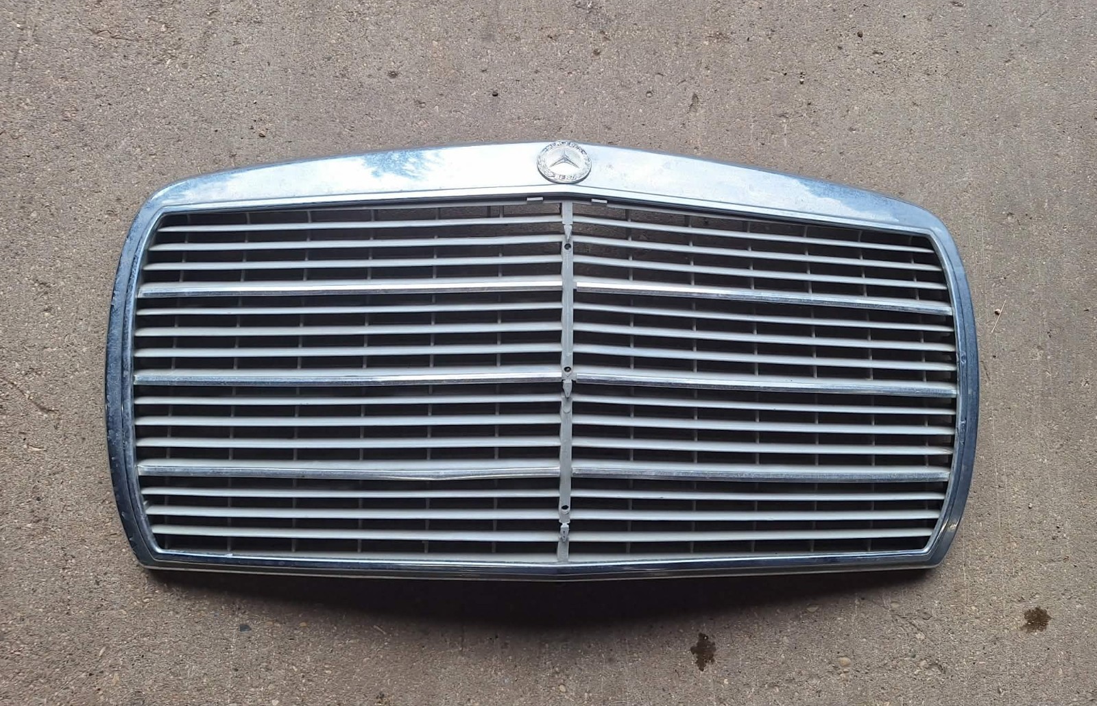 1977 - 1985 Mercedes-Benz W123 S123 Grill Assembly 1977 - 1985 Mercedes-Benz W123 S123 Grill Assembly