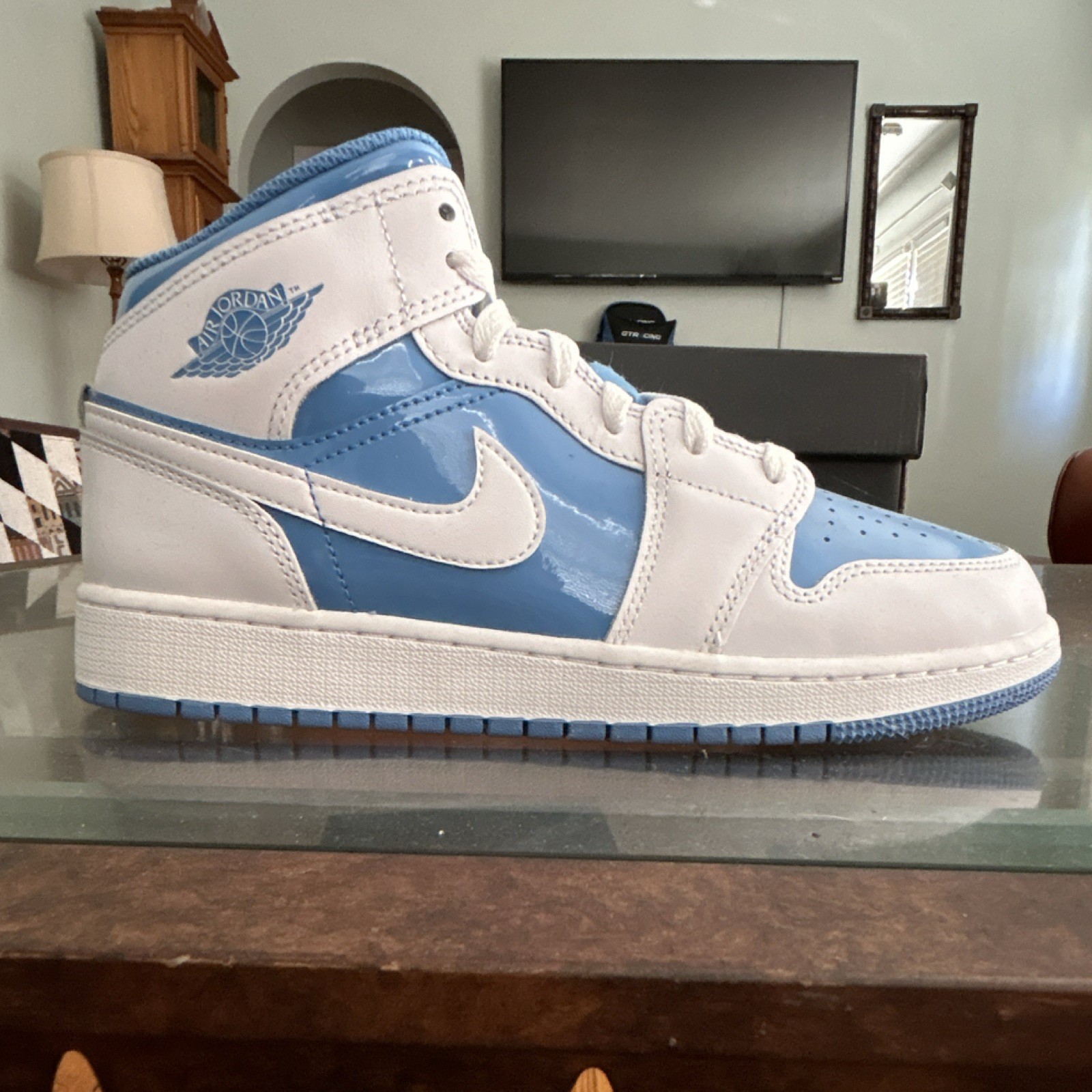 Jordan Air Jordan 1 Mid Men\'s Lace-Up Mid-Top Sneakers White/Blue Colorblock Jordan Air Jordan 1 Mid Men\'s Lace-Up Mid-Top Sneakers White/Blue Colorblock