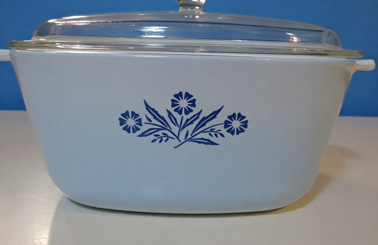 RARE Corning Ware Cornflower Blue 2.5 Qt. Casserole Dish and Lid with 2 handles RARE Corning Ware Cornflower Blue 2.5 Qt. Casserole Dish and Lid with 2 handles