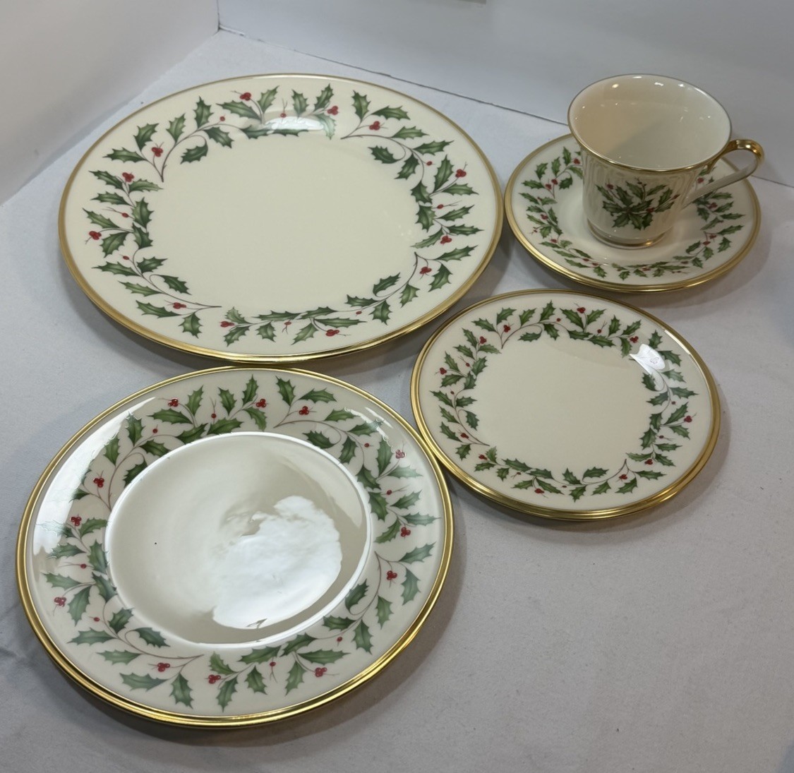 Lenox Holiday 5-Piece Place Setting MINT CONDITION Holly Berry 24K Gold Trim USA