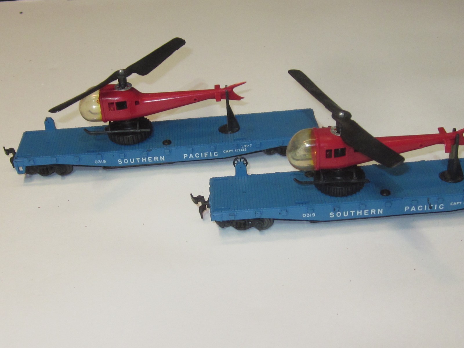 (2) LIONEL No. 0319-100 ORIGINAL RED HELICOPTER for 3619 RECONNAISSANCE CAR (2) LIONEL No. 0319-100 ORIGINAL RED HELICOPTER for 3619 RECONNAISSANCE CAR