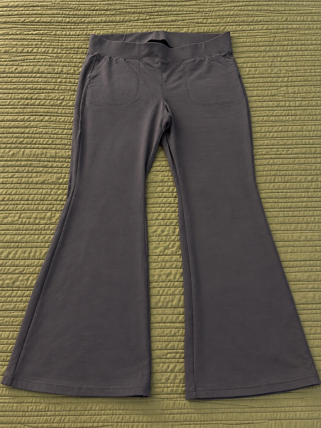 Torrid Full Length Signature Waist Flare Pocket Legging Dark Grey Plus 3X Torrid Full Length Signature Waist Flare Pocket Legging Dark Grey Plus 3X