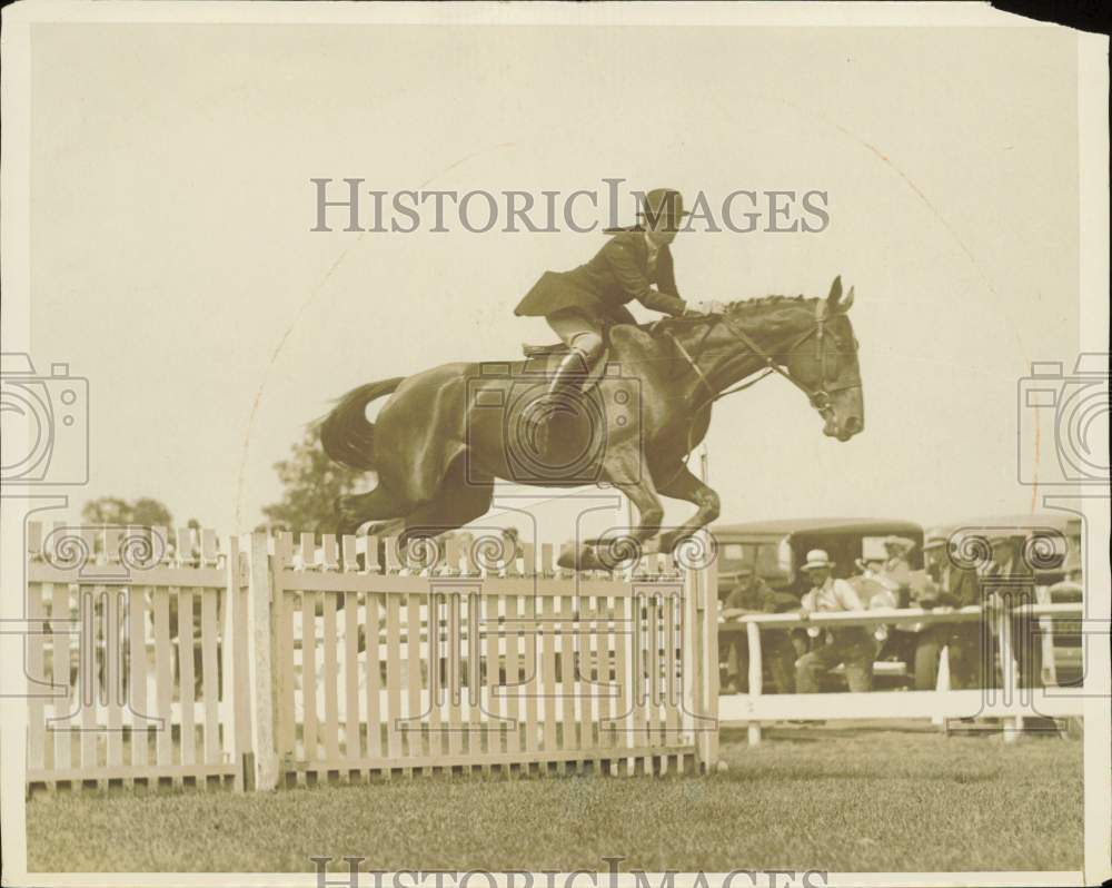 1939 Press Photo Mrs. John Loud jumps with Curry Sauce at Huntington Horse Show
