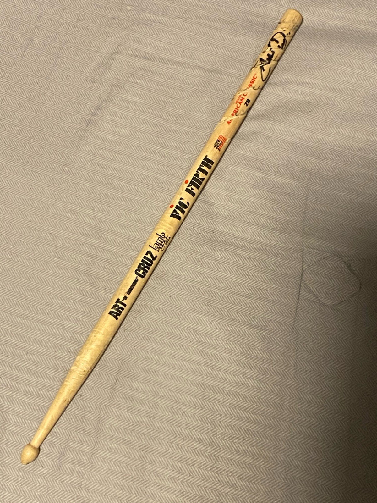 Lamb of God Art Cruz signed drumstick (Heavy metal) Lamb of God Art Cruz signed drumstick (Heavy metal)