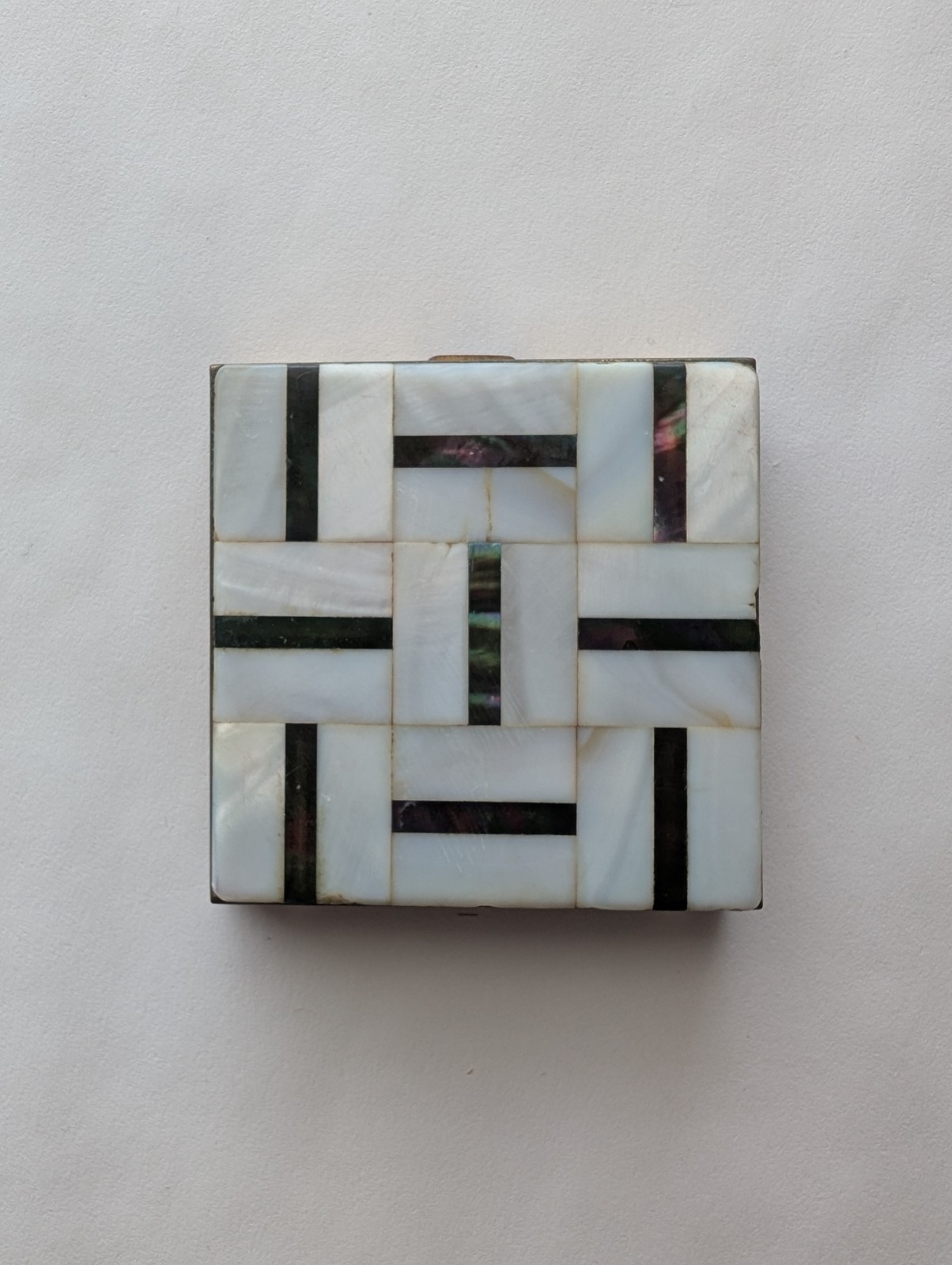 Vintage Mid-Century Genuine Mother of Pearl Compact by SCHILDKRAUT Vintage Mid-Century Genuine Mother of Pearl Compact by SCHILDKRAUT