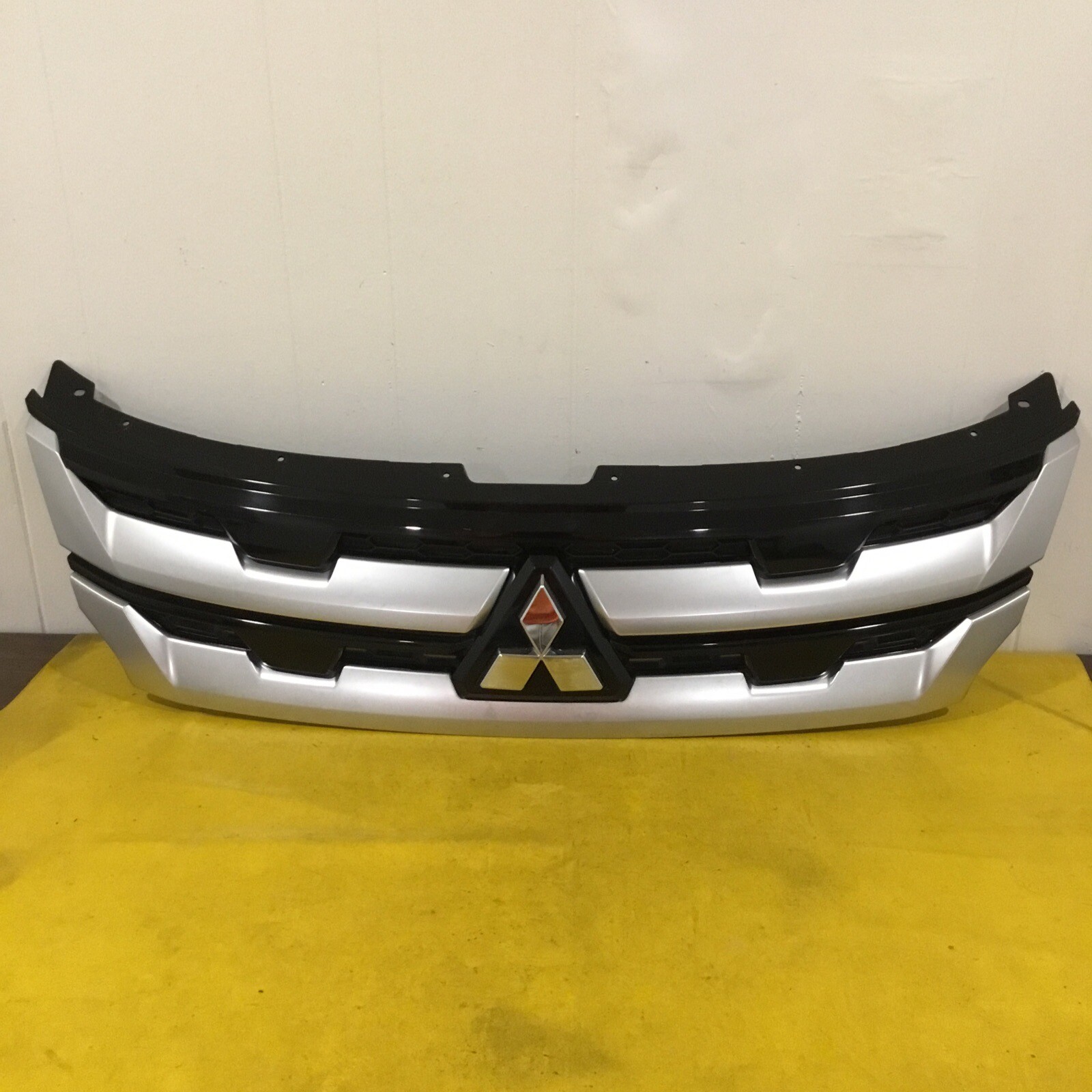 2020 21 22 2023 Mitsubishi Outlander Sport Front Upper Grille 7450B303-06 OEM 2020 21 22 2023 Mitsubishi Outlander Sport Front Upper Grille 7450B303-06 OEM