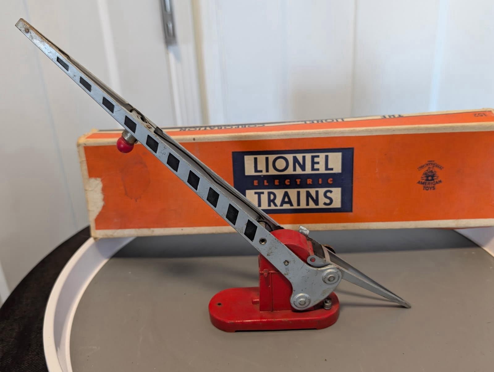 Vintage Postwar Lionel Trains #152 Automatic Crossing Gate With Box Vintage Postwar Lionel Trains #152 Automatic Crossing Gate With Box