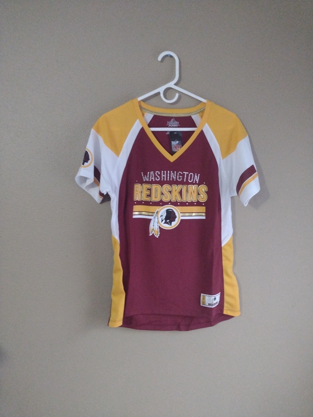 Washington Redskins Vintage NFL Majestic Women’s Large V-Neck T-Shirt NWT Washington Redskins Vintage NFL Majestic Women’s Large V-Neck T-Shirt NWT