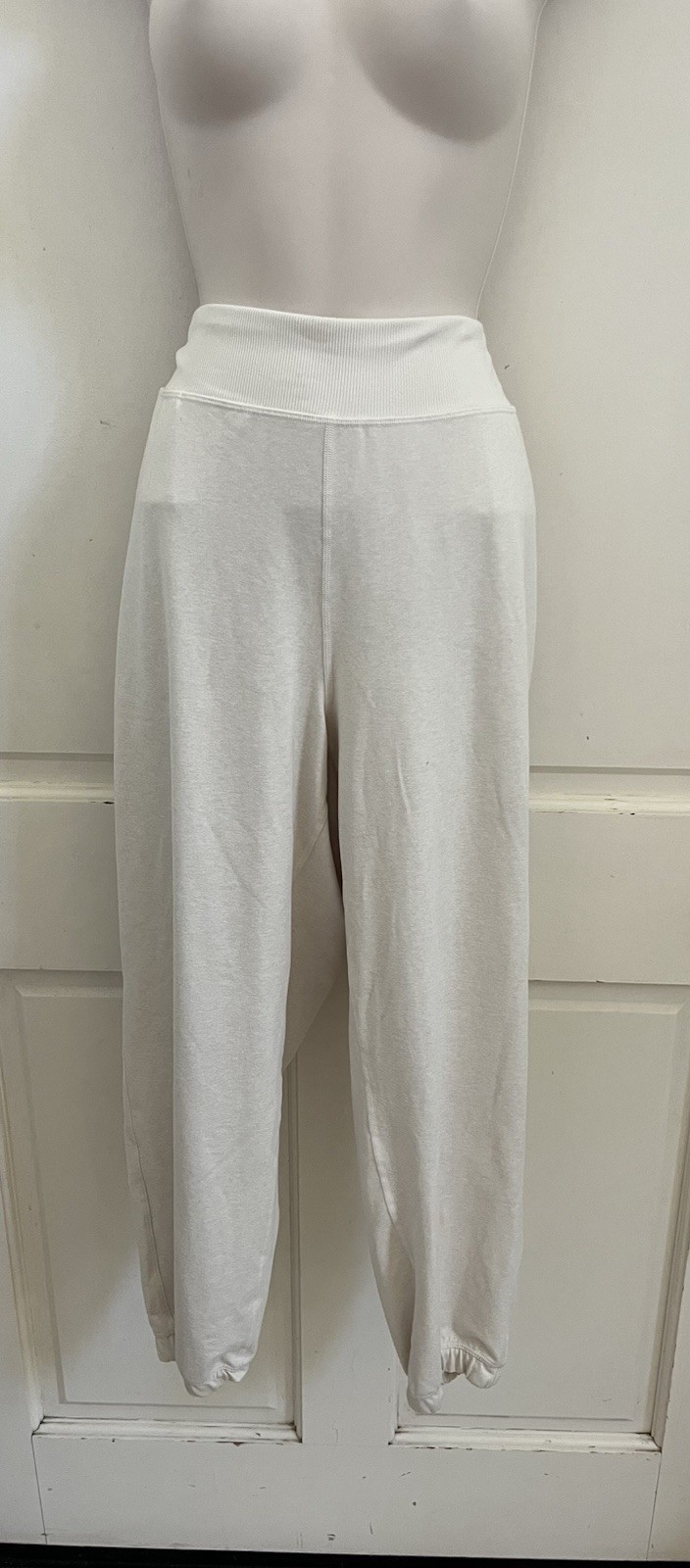 ATHLETA NEW Cream Bone Pull On SOFTLUXE JOGGER Cropped Activewear Sweatpants L ATHLETA NEW Cream Bone Pull On SOFTLUXE JOGGER Cropped Activewear Sweatpants L