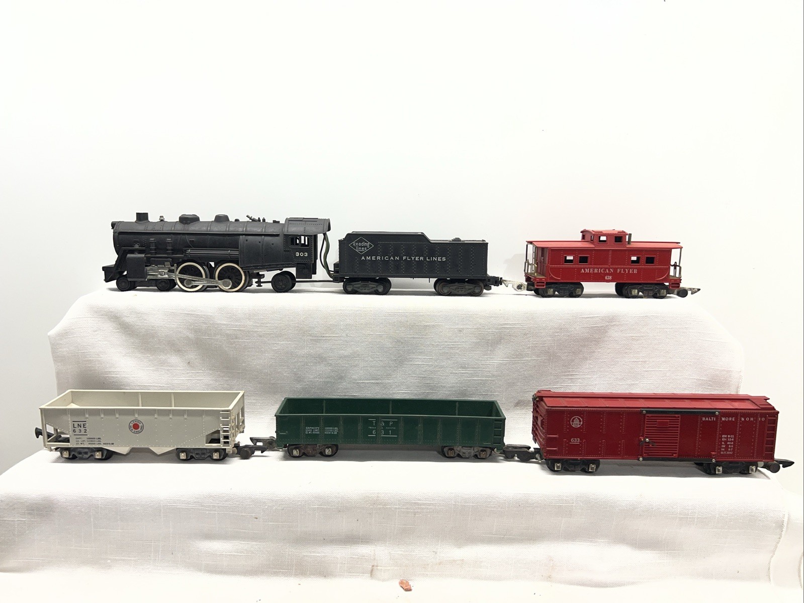 Gilbert American Flyer S Ga. #303 Steam Locomotive & Tender 4 Freight Cars Gilbert American Flyer S Ga. #303 Steam Locomotive & Tender 4 Freight Cars