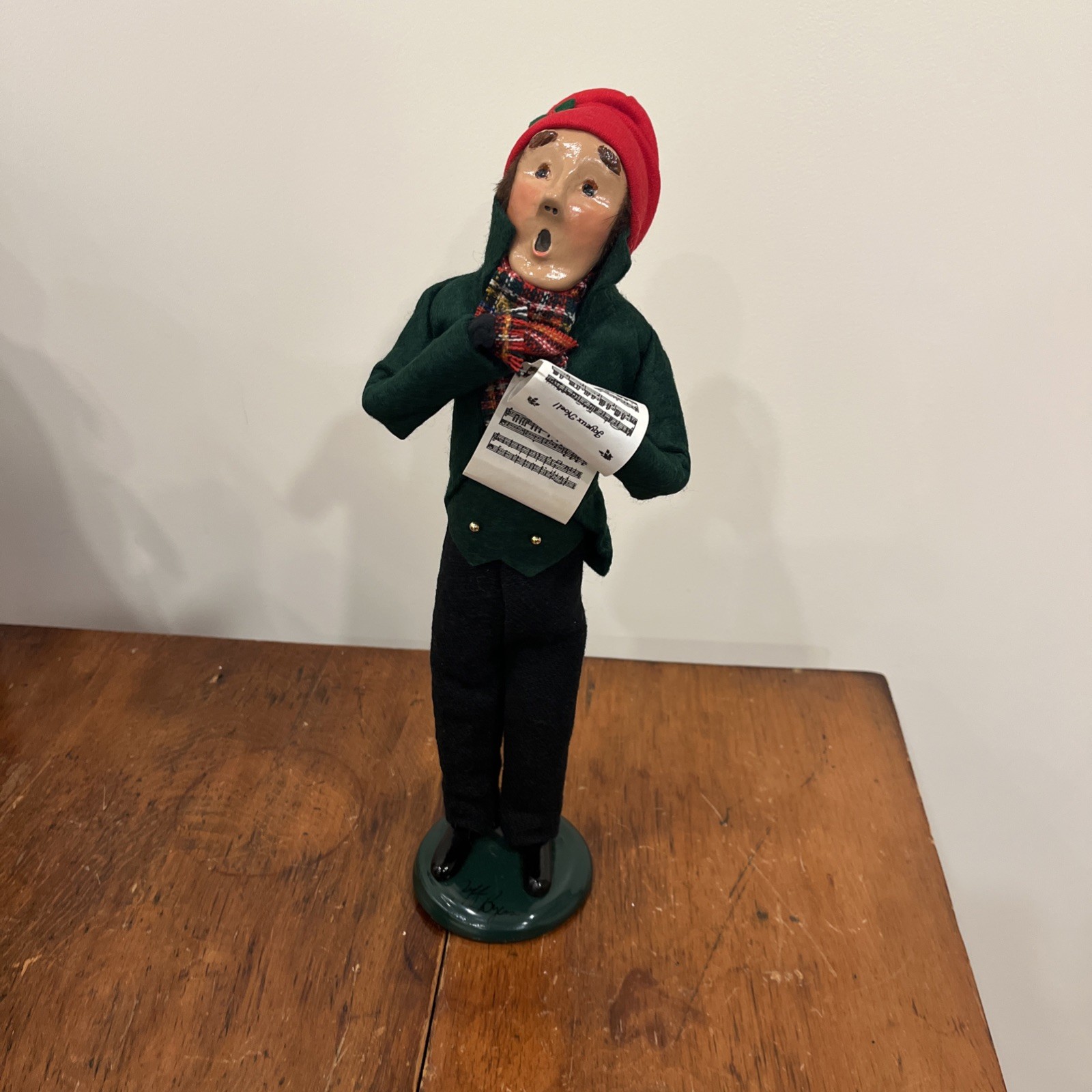 1994 BYERS CHOICE CHRISTMAS CAROLER Brown Hair Man Red Cap Jeff Byers Outfit 1994 BYERS CHOICE CHRISTMAS CAROLER Brown Hair Man Red Cap Jeff Byers Outfit