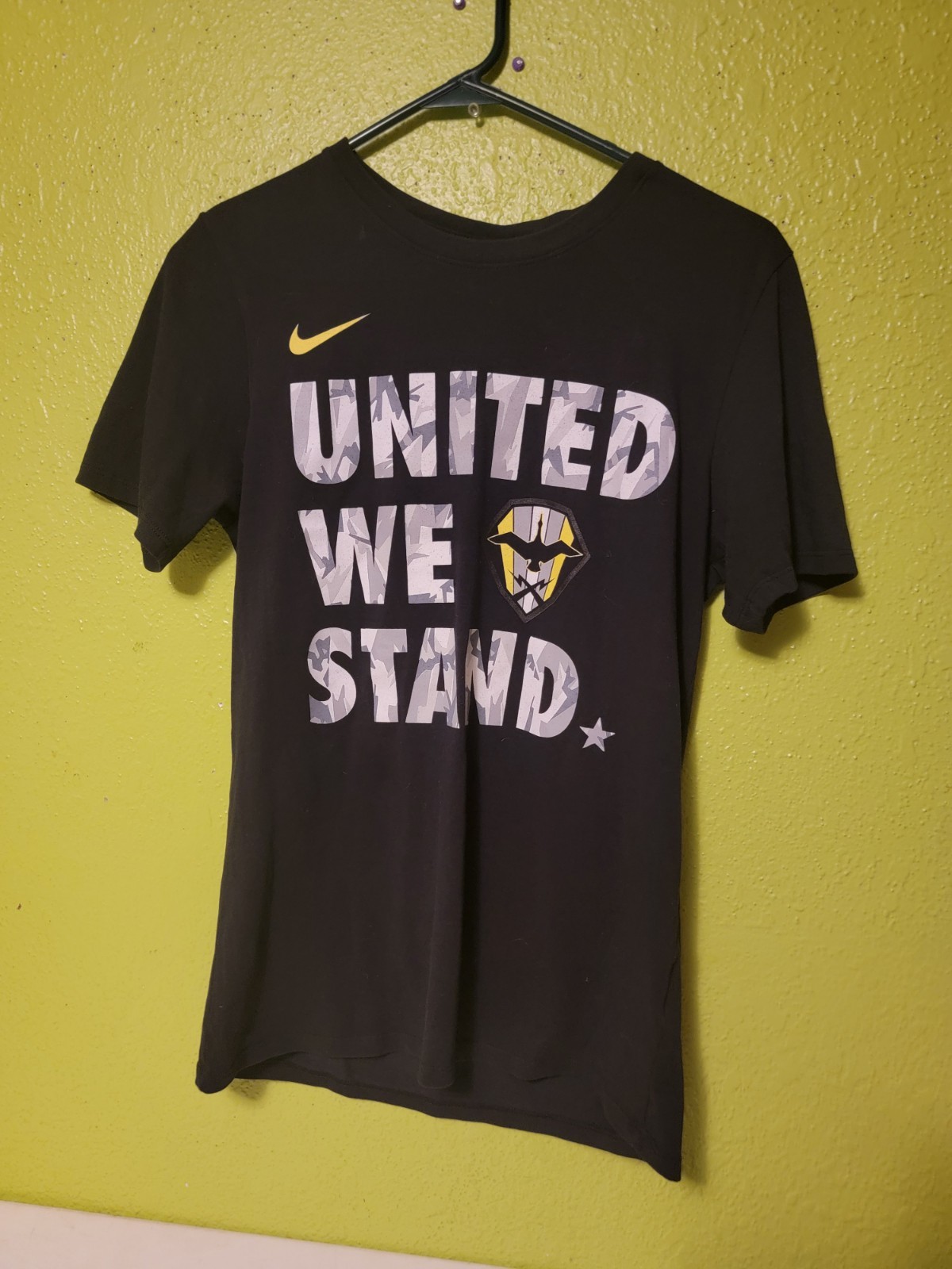 Nike Men’s Oregon Ducks Football Dri-Fit Graphic United We Stand Promo Tee Shirt Nike Men’s Oregon Ducks Football Dri-Fit Graphic United We Stand Promo Tee Shirt