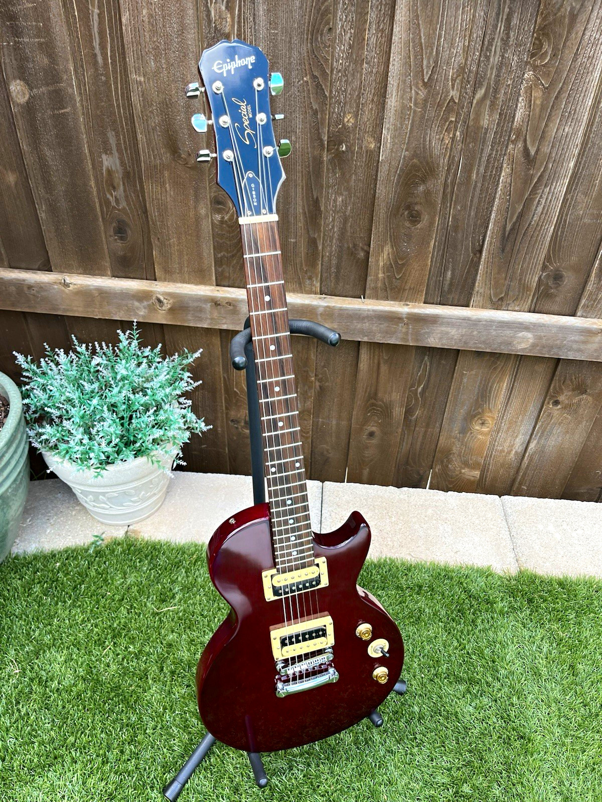Epiphone Special Model Limited Edition Solid Body Red 6-String RH 22-Fret Epiphone Special Model Limited Edition Solid Body Red 6-String RH 22-Fret