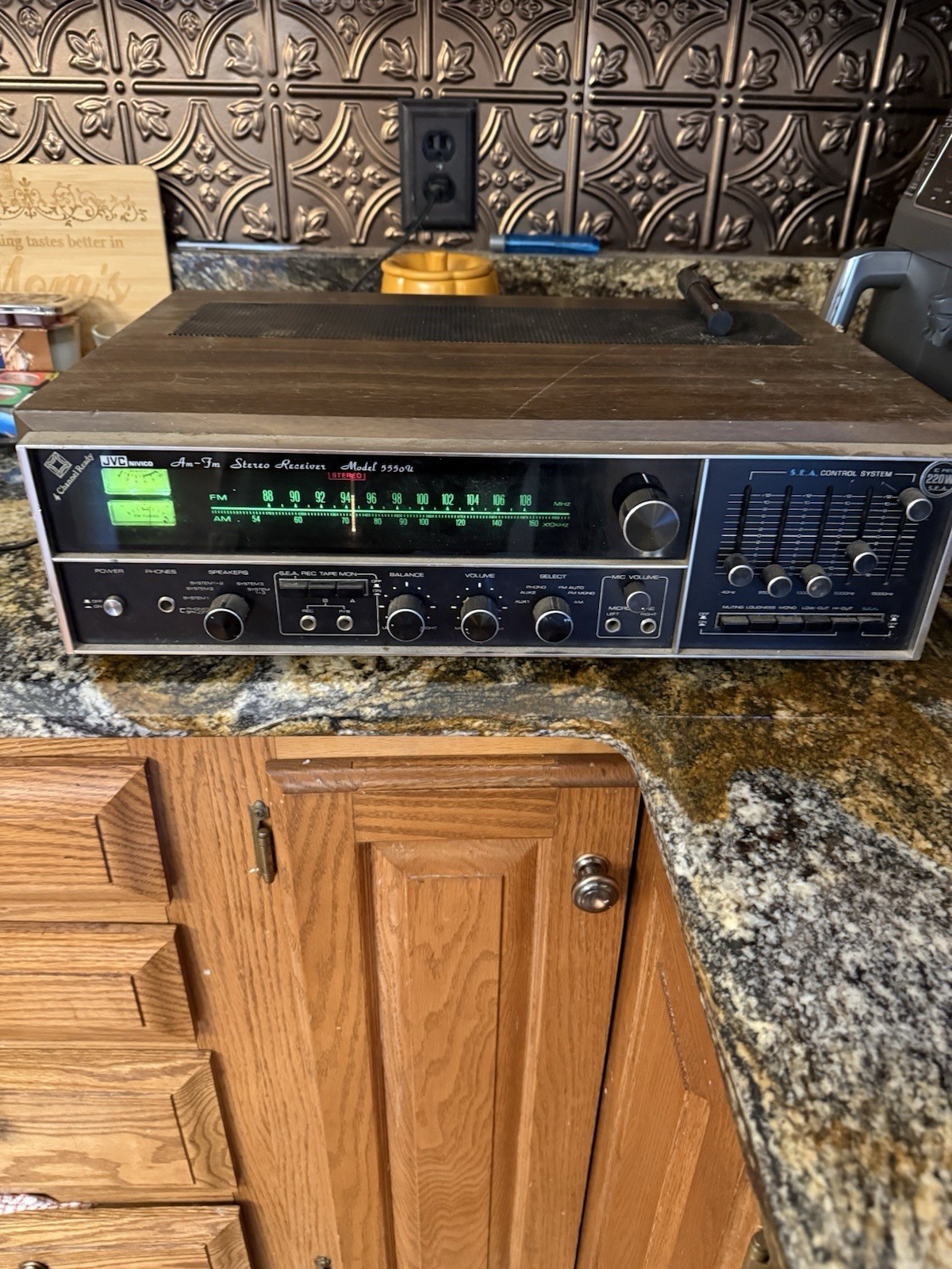 Vintage JVC Am/fm Stereo receiver Model 5550 Powers On Read Vintage JVC Am/fm Stereo receiver Model 5550 Powers On Read