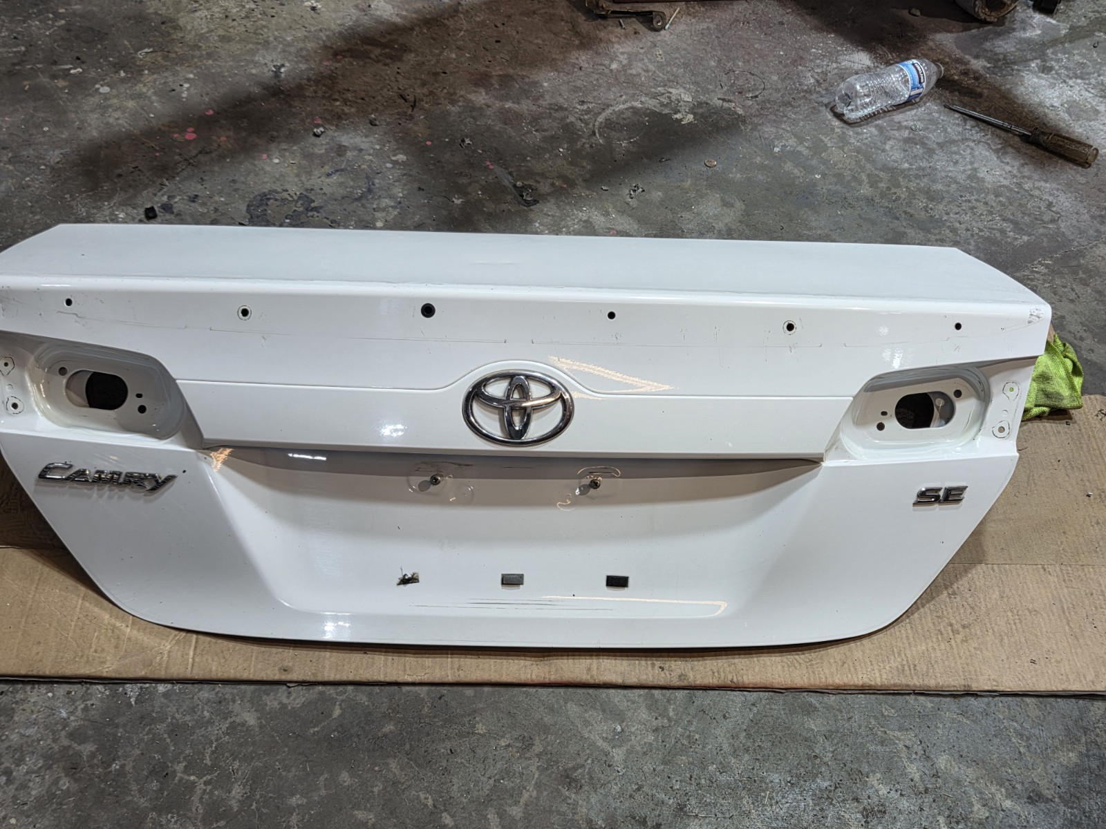 2012-2014 TOYOTA CAMRY OEM Trunk LID WHITE COLOR 040