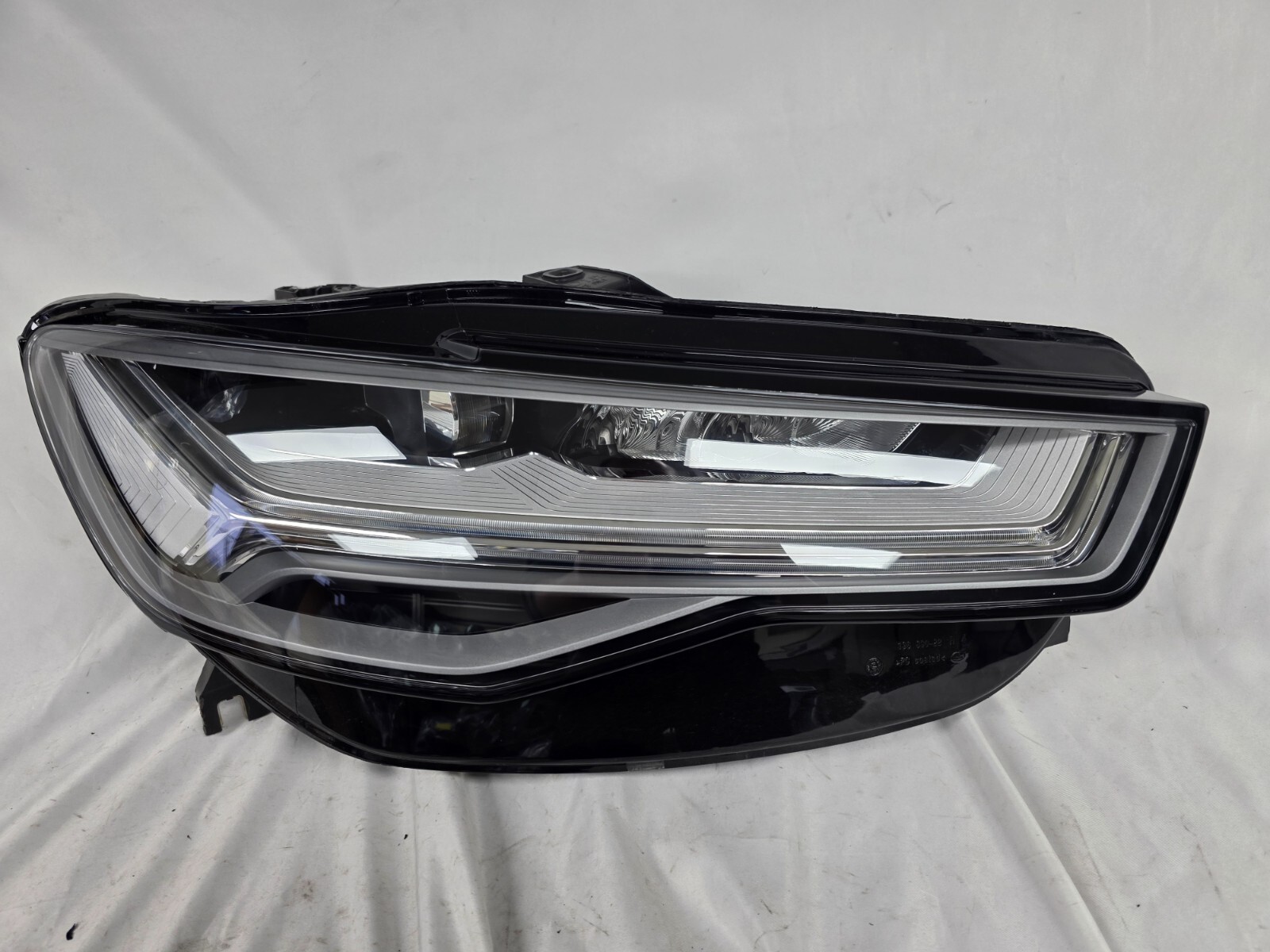 2011-2018 Audi A6 C7 SW 2.0 D 140KW RIGHT LED OEM GENUINE Headlight 4G0941034 2011-2018 Audi A6 C7 SW 2.0 D 140KW RIGHT LED OEM GENUINE Headlight 4G0941034