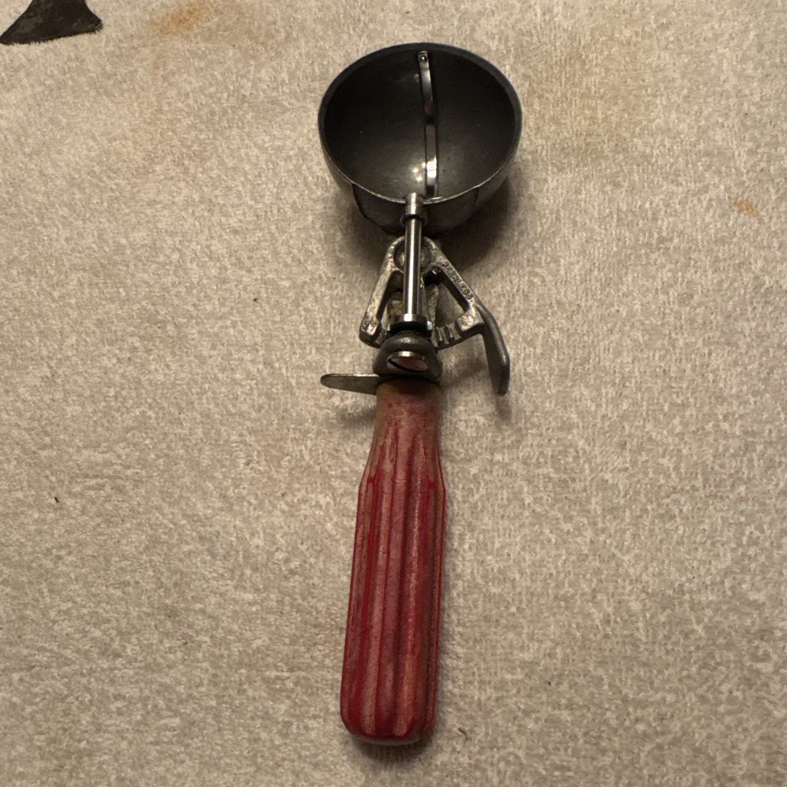 VINTAGE 1950's PEERLESS ICE CREAM SCOOP RED BAKELITE HANDLE WORKS GREAT CLEAN VINTAGE 1950's PEERLESS ICE CREAM SCOOP RED BAKELITE HANDLE WORKS GREAT CLEAN