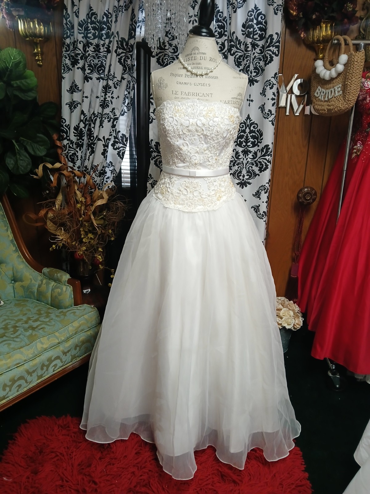 Oleg Cassini White Pearl Embellished Basque Waist Ballgown Size 10 Oleg Cassini White Pearl Embellished Basque Waist Ballgown Size 10