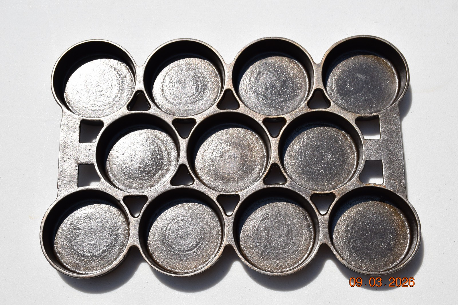 Griswold 940 Cast Iron 11-Cup Gem Muffin Pan Variation 1 Early version Griswold 940 Cast Iron 11-Cup Gem Muffin Pan Variation 1 Early version
