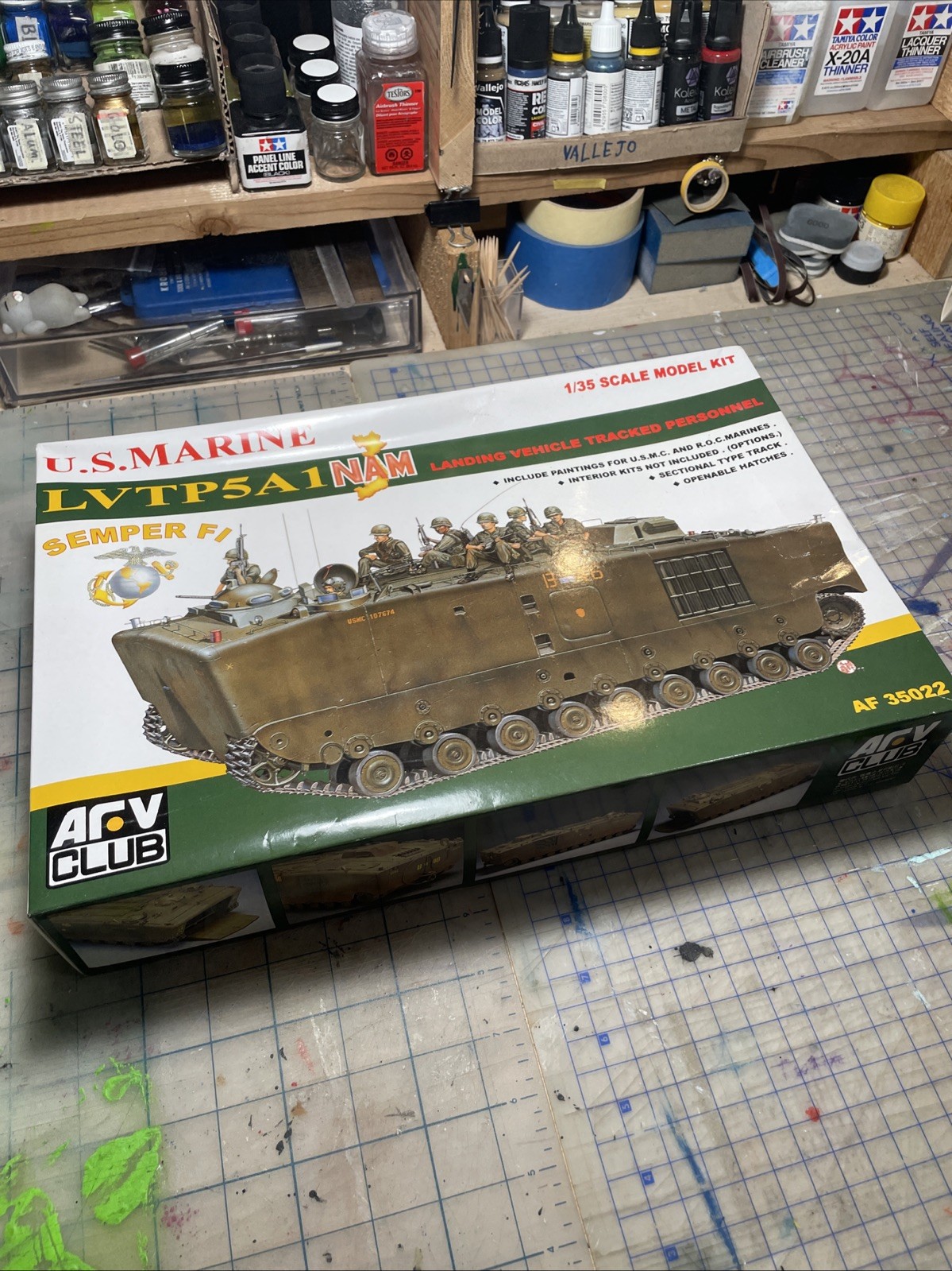 1:35 Afv Club U.s. Marine Lvtp5a1 Landing Vehicle Tracked  Personnel Model Kit