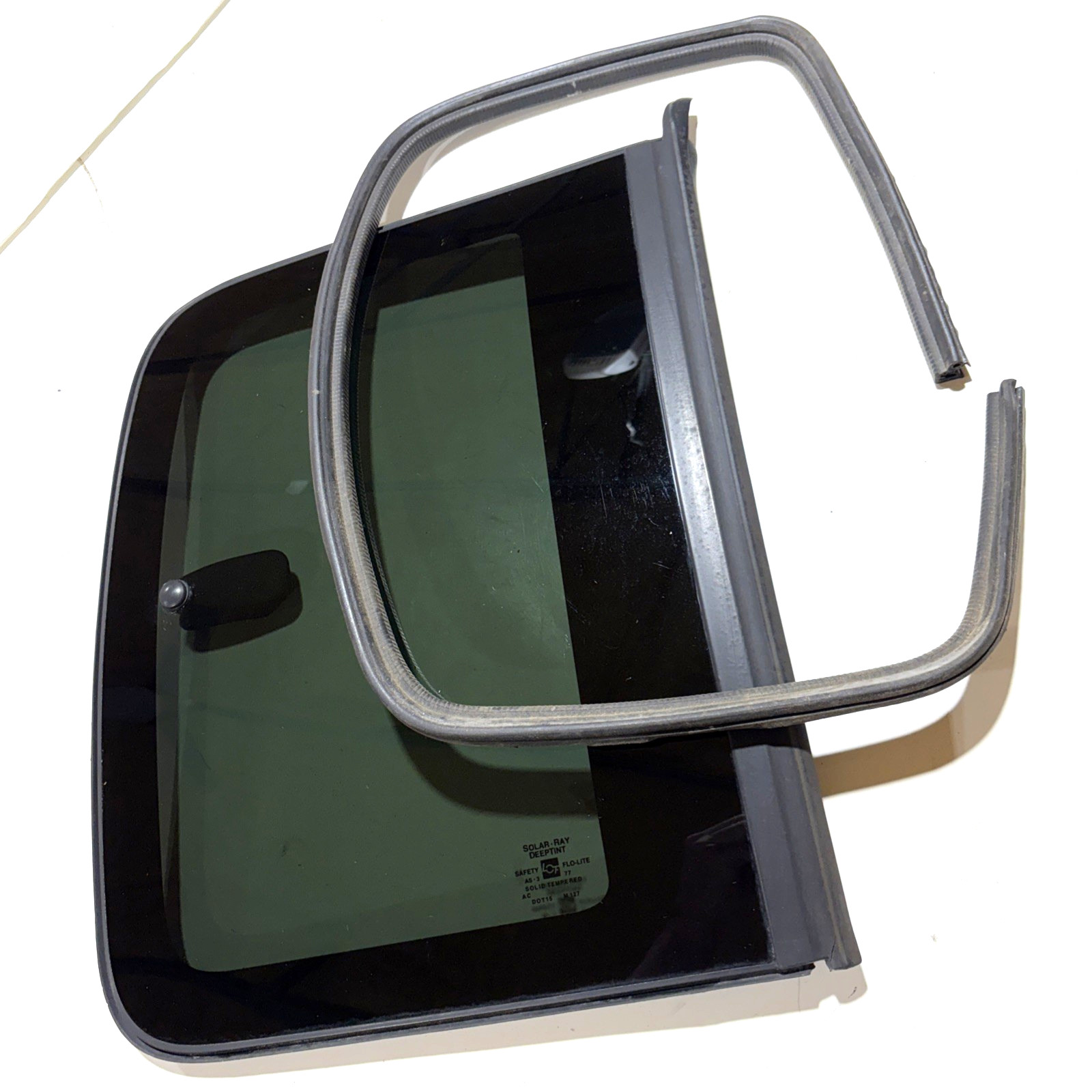 1994-2004 Chevrolet S-10 (GMC Sonoma) RH quarter glass vent window (passenger) 1994-2004 Chevrolet S-10 (GMC Sonoma) RH quarter glass vent window (passenger)