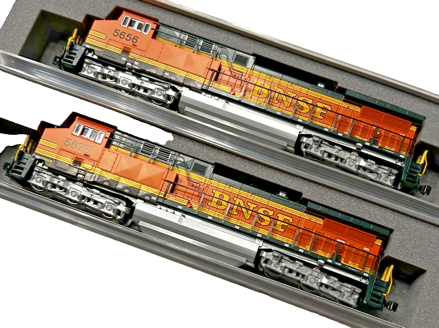 KATO 1767114 1767115  N  GE AC4400CW 2- BNSF LOCOS  5678 5656  176-7114 176-7115