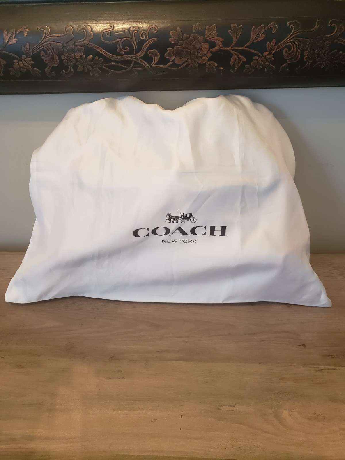Coach Women’s Burgundy/Pink Shoulder Bag Zip Logo Gold Hardware w/ Dust Bag Coach Women’s Burgundy/Pink Shoulder Bag Zip Logo Gold Hardware w/ Dust Bag