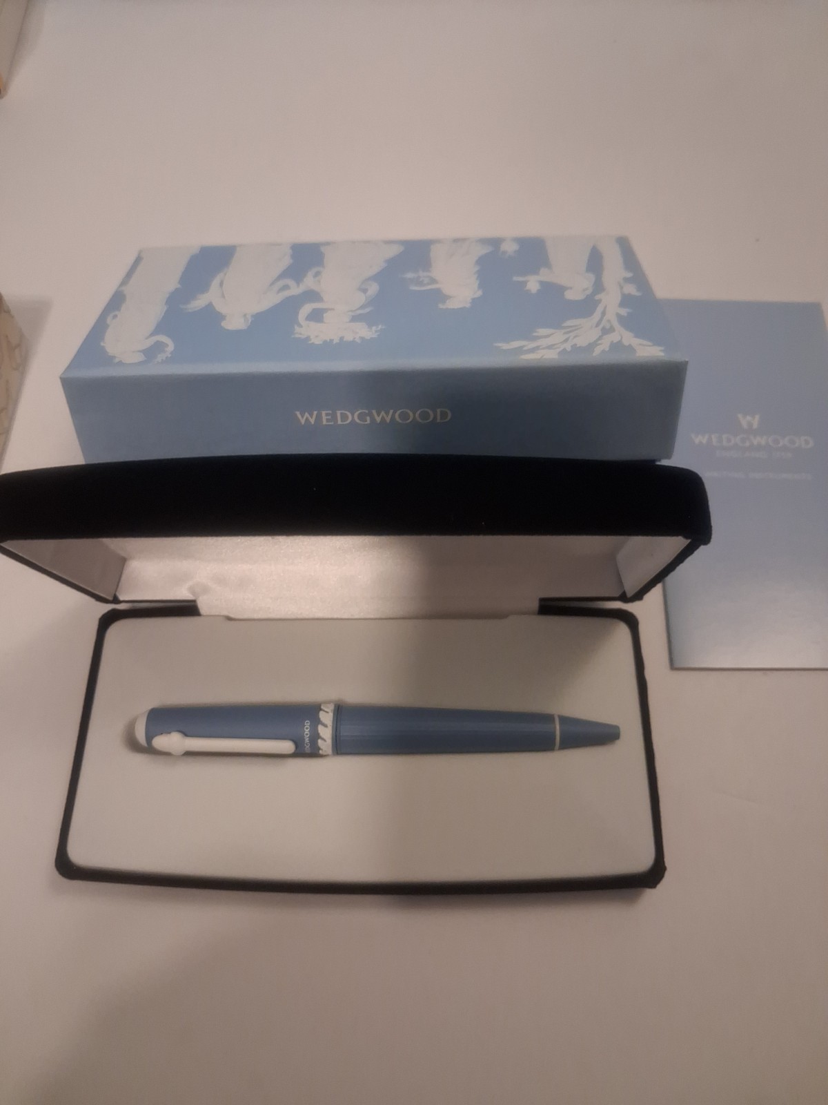 Wedgwood Jasperware Pen Pale Blue White Accent Leaf Motif Luxury Gift w/ Box Wedgwood Jasperware Pen Pale Blue White Accent Leaf Motif Luxury Gift w/ Box