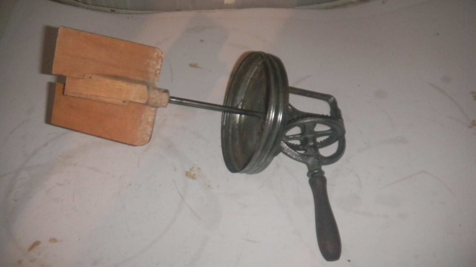 Antique Dazey #40B Hand Crank Butter Churn Paddle ( No Jar) Antique Dazey #40B Hand Crank Butter Churn Paddle ( No Jar)