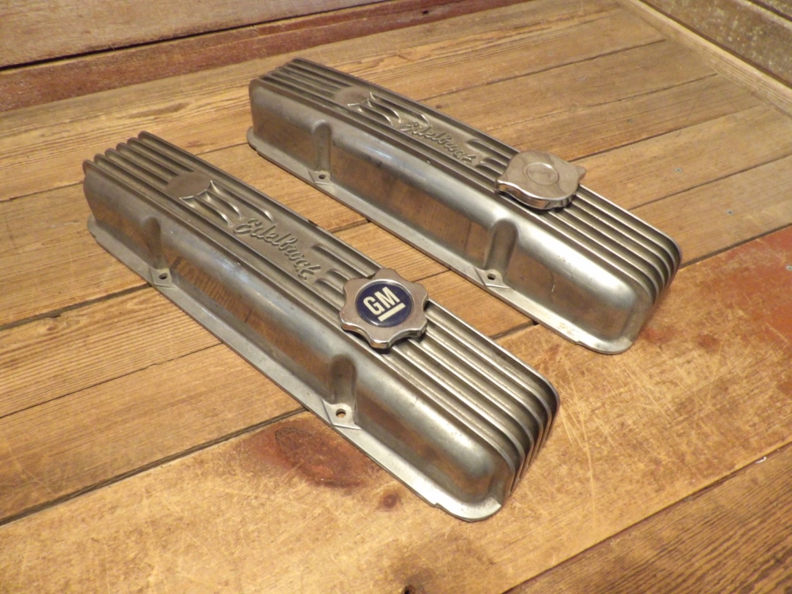 Vintage Edelbrock Curved Script Finned Valve Covers SBC Chevy Chevrolet Vintage Edelbrock Curved Script Finned Valve Covers SBC Chevy Chevrolet