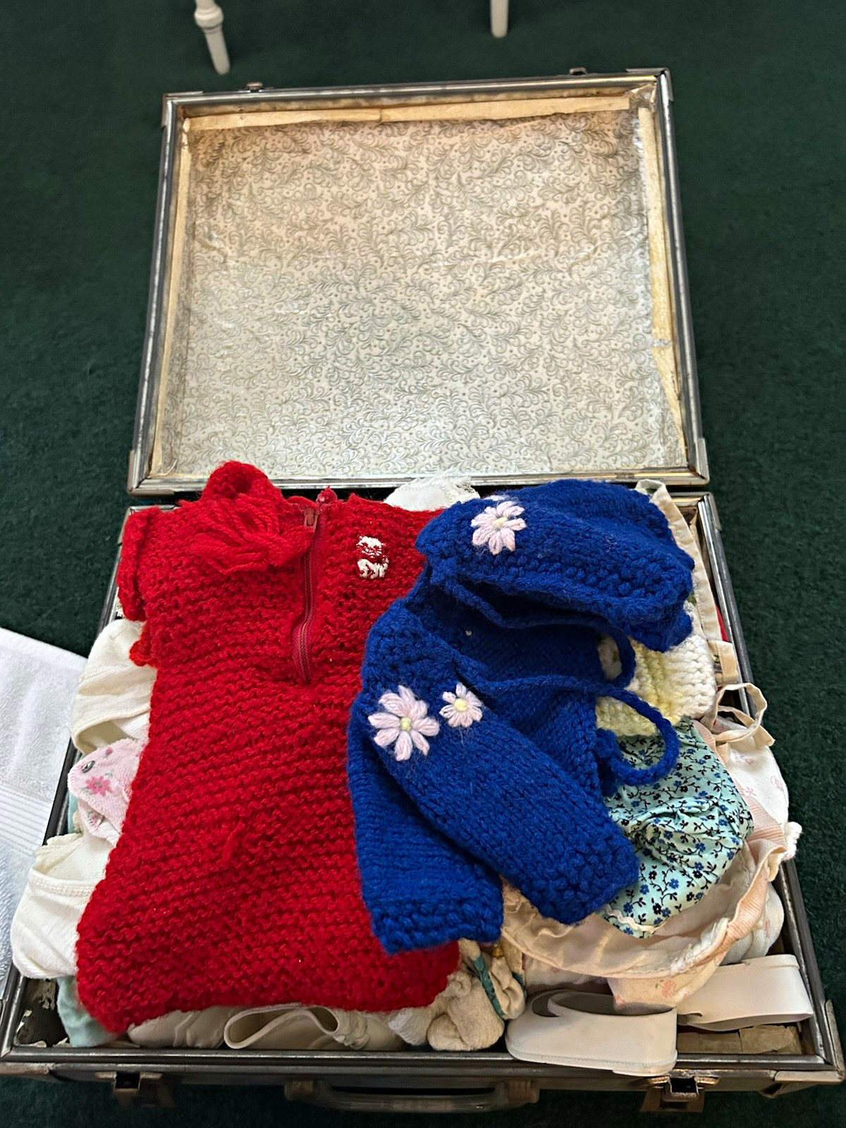 Vintage 1960s infant and baby doll clothing with trunk - total of 40 pieces Vintage 1960s infant and baby doll clothing with trunk - total of 40 pieces