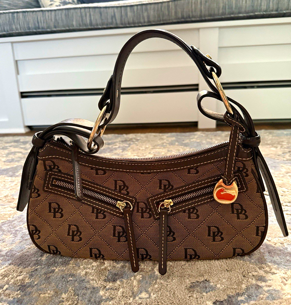 Dooney & Bourke Brown Logo Shoulder Bag Zip Red Lining Pockets Key Clip Charm Dooney & Bourke Brown Logo Shoulder Bag Zip Red Lining Pockets Key Clip Charm