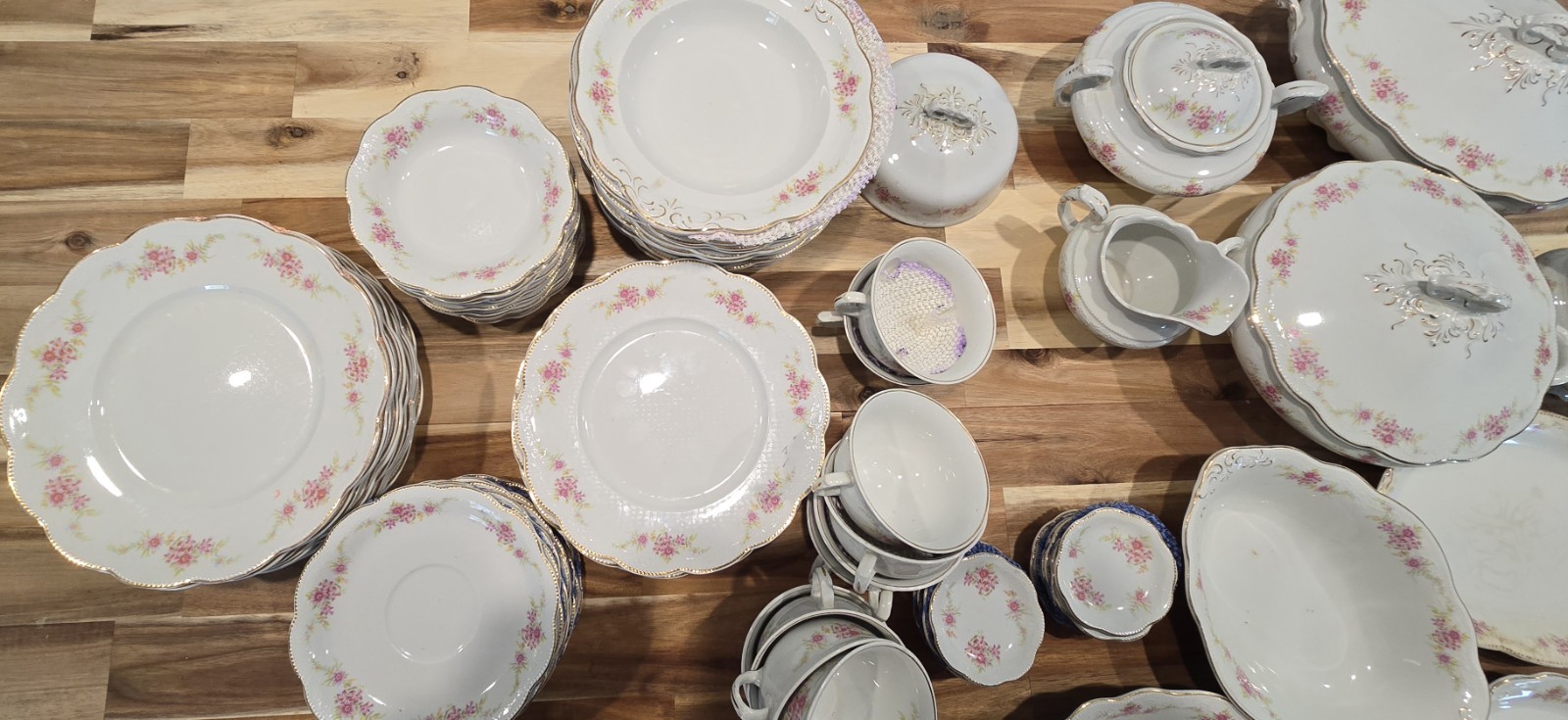 Antique W.H. Grindley England 100-Piece China Dinnerware Set