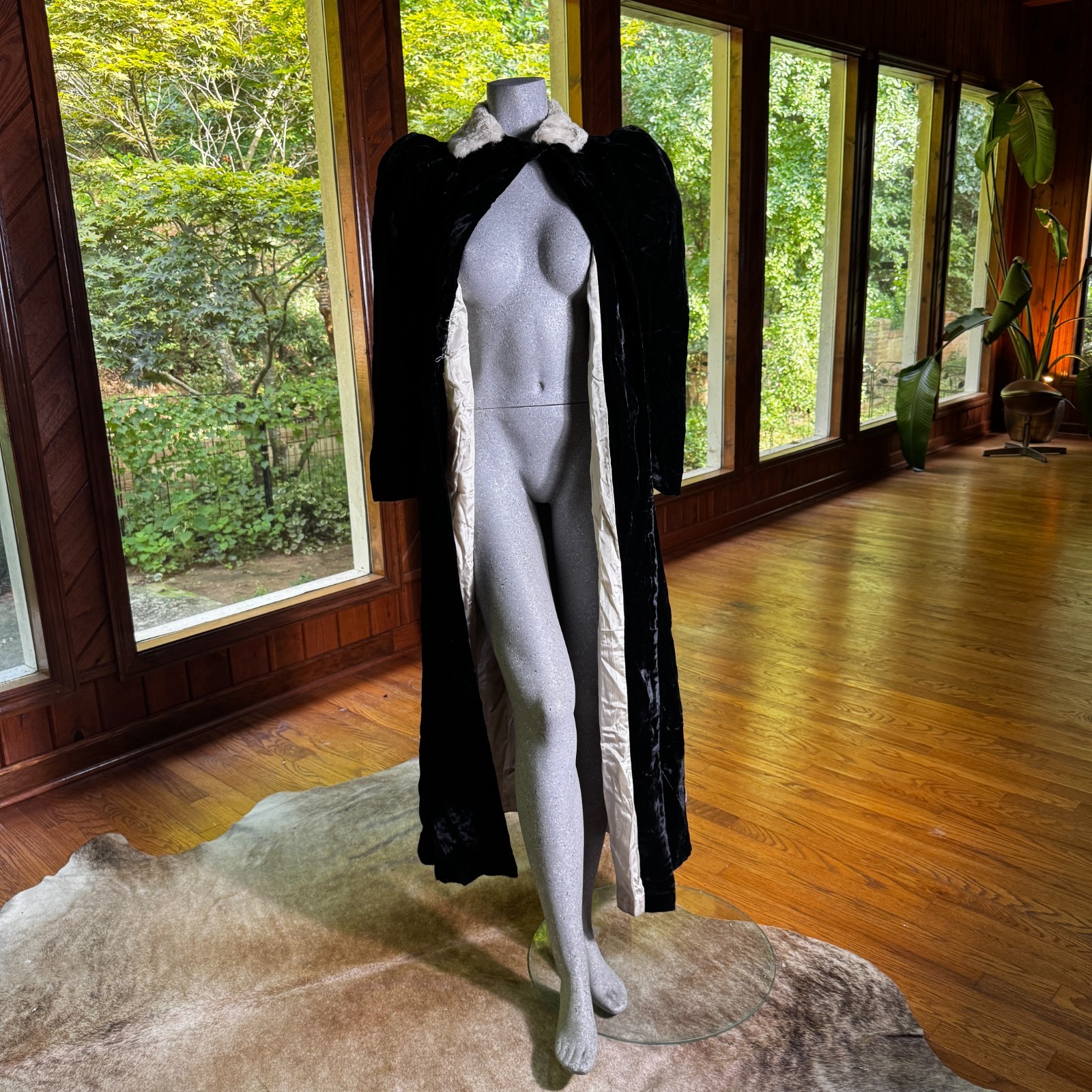 Vintage 30s 40s Black Velvet Opera Coat Rabbit Fur Collar Old Hollywood Glamour Vintage 30s 40s Black Velvet Opera Coat Rabbit Fur Collar Old Hollywood Glamour