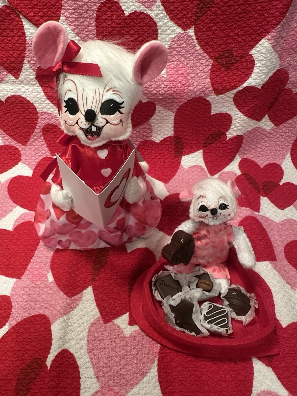 NWT❤️Annalee 6” Sweetheart Greetings Mouse & 3” Box of Chocolates Mouse Set🥰 NWT❤️Annalee 6” Sweetheart Greetings Mouse & 3” Box of Chocolates Mouse Set🥰