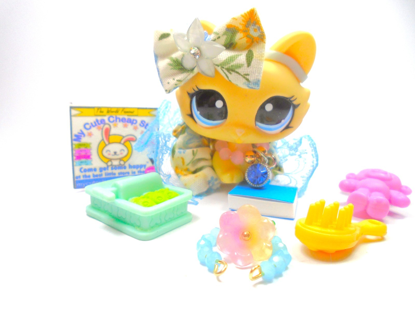 Littlest Pet Shop Rare Yellow Crouching Cat #1090 with accessories authentic Littlest Pet Shop Rare Yellow Crouching Cat #1090 with accessories authentic