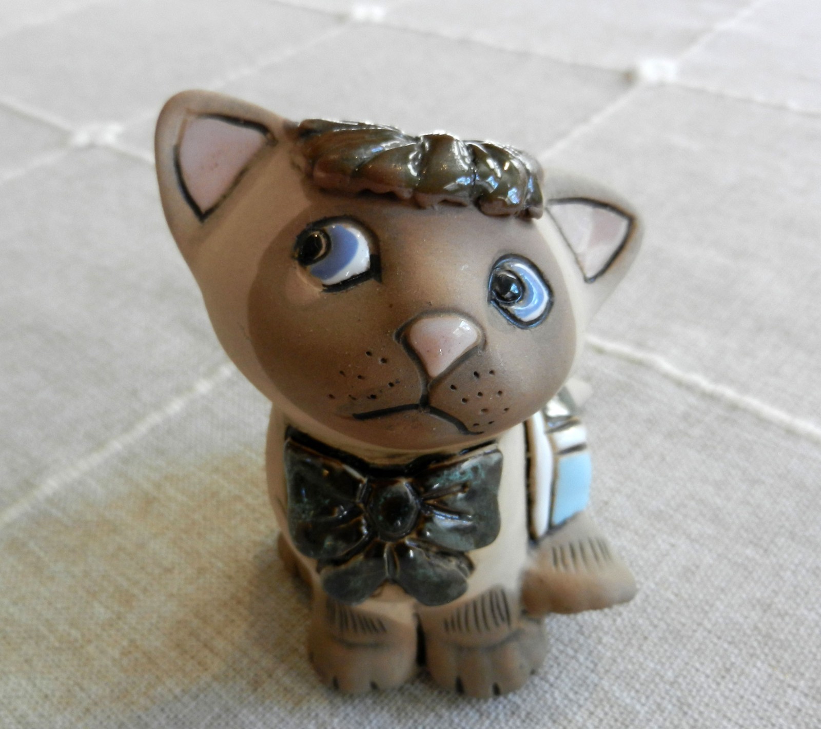 Vintage Hand Painted Art Ceramic CUTE Cat Kitty with Bow 4.5\