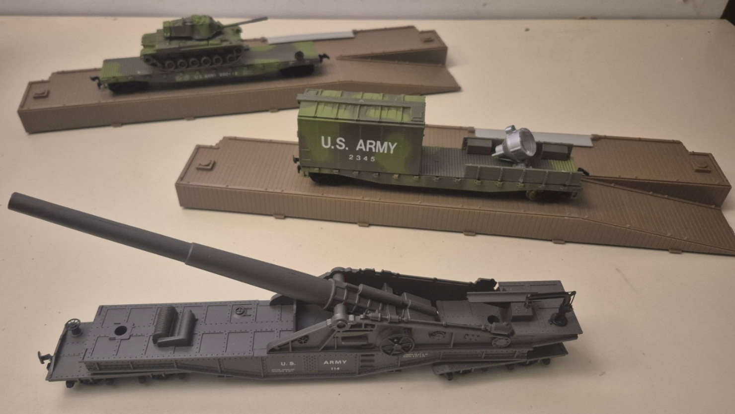 x3 AHM HO Scale Models - 11114 Railway Gun, 11112 M-47 Tank, 11116 Searchlight x3 AHM HO Scale Models - 11114 Railway Gun, 11112 M-47 Tank, 11116 Searchlight