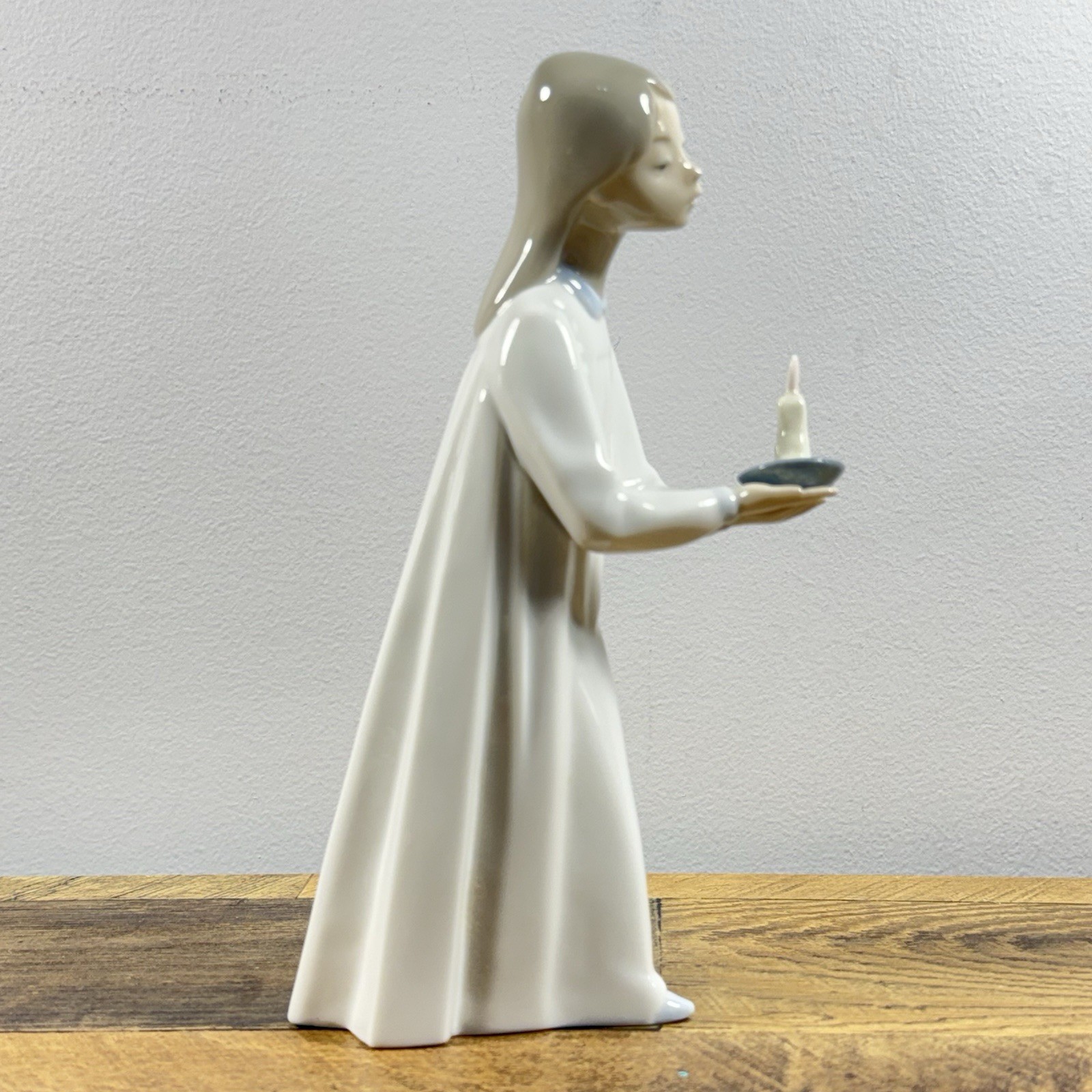 Lladro - Girl With Candle Figurine - New (other) Lladro - Girl With Candle Figurine - New (other)