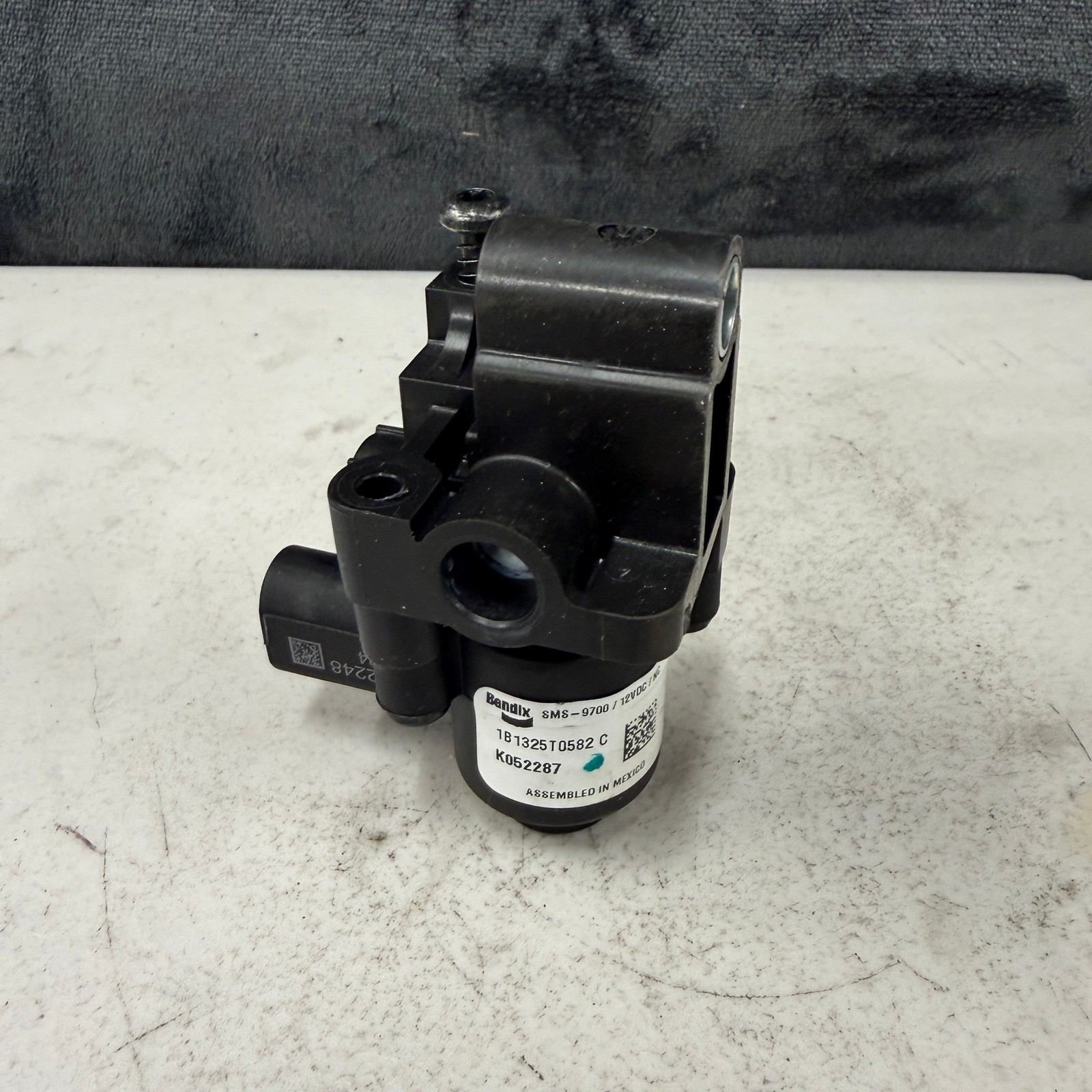 Bendix K073055 / K052287 SMS-9700 Air Brake Solenoid Valve Assembly Bendix K073055 / K052287 SMS-9700 Air Brake Solenoid Valve Assembly