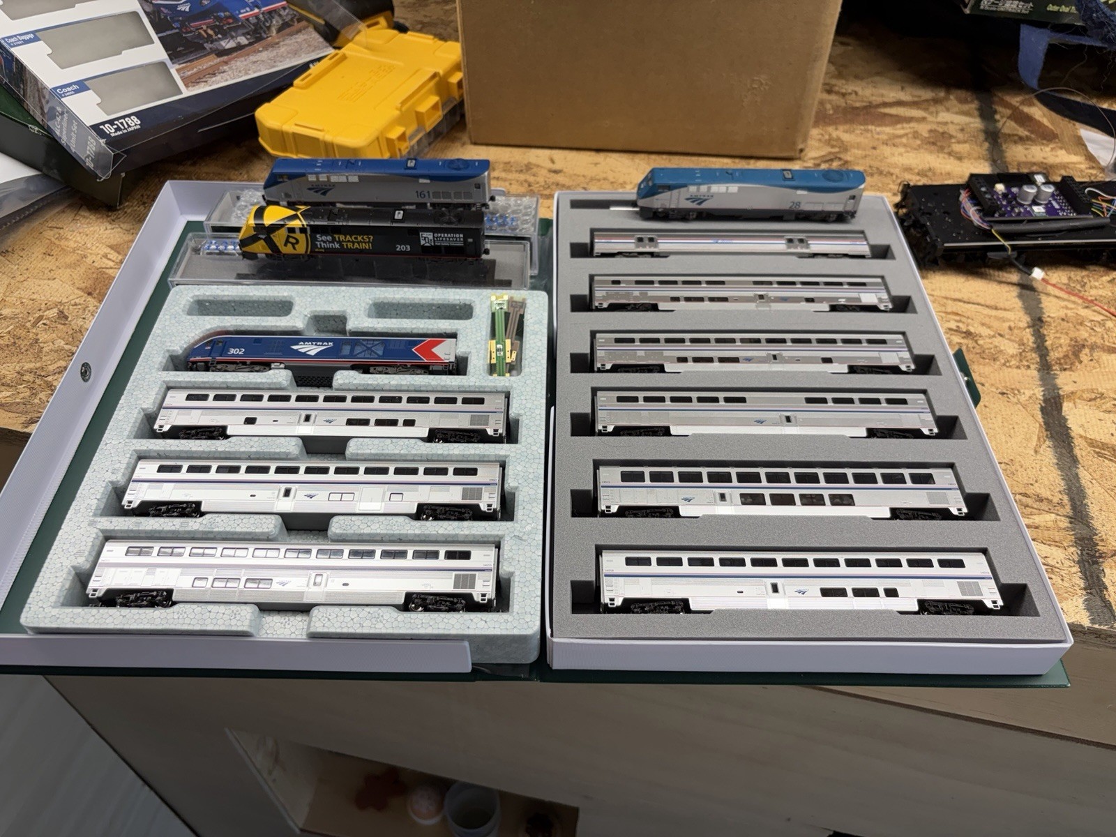 N Scale Kato Modern Amtrak Lot With 9 Cars + 4 Locomotives (3DC & 1 ESU DCC/SND) N Scale Kato Modern Amtrak Lot With 9 Cars + 4 Locomotives (3DC & 1 ESU DCC/SND)
