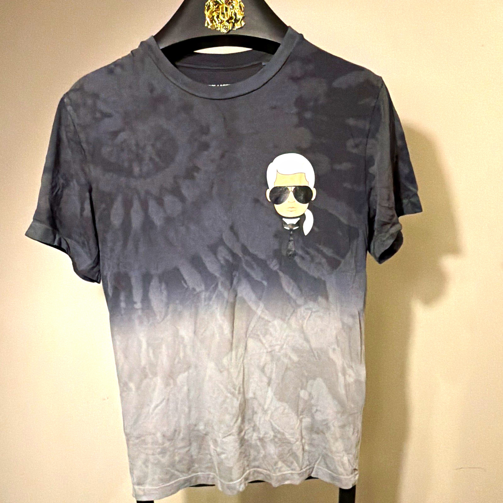 Karl Lagerfeld Paris Men’s Gray Black Tie-Dye Logo Crew Neck T-Shirt S Karl Lagerfeld Paris Men’s Gray Black Tie-Dye Logo Crew Neck T-Shirt S