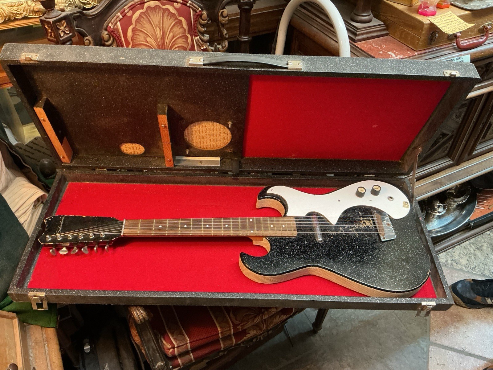 Rare Vintage 1964 Silvertone Electric Guitar 1448 With Original Case Plays Well. Rare Vintage 1964 Silvertone Electric Guitar 1448 With Original Case Plays Well.