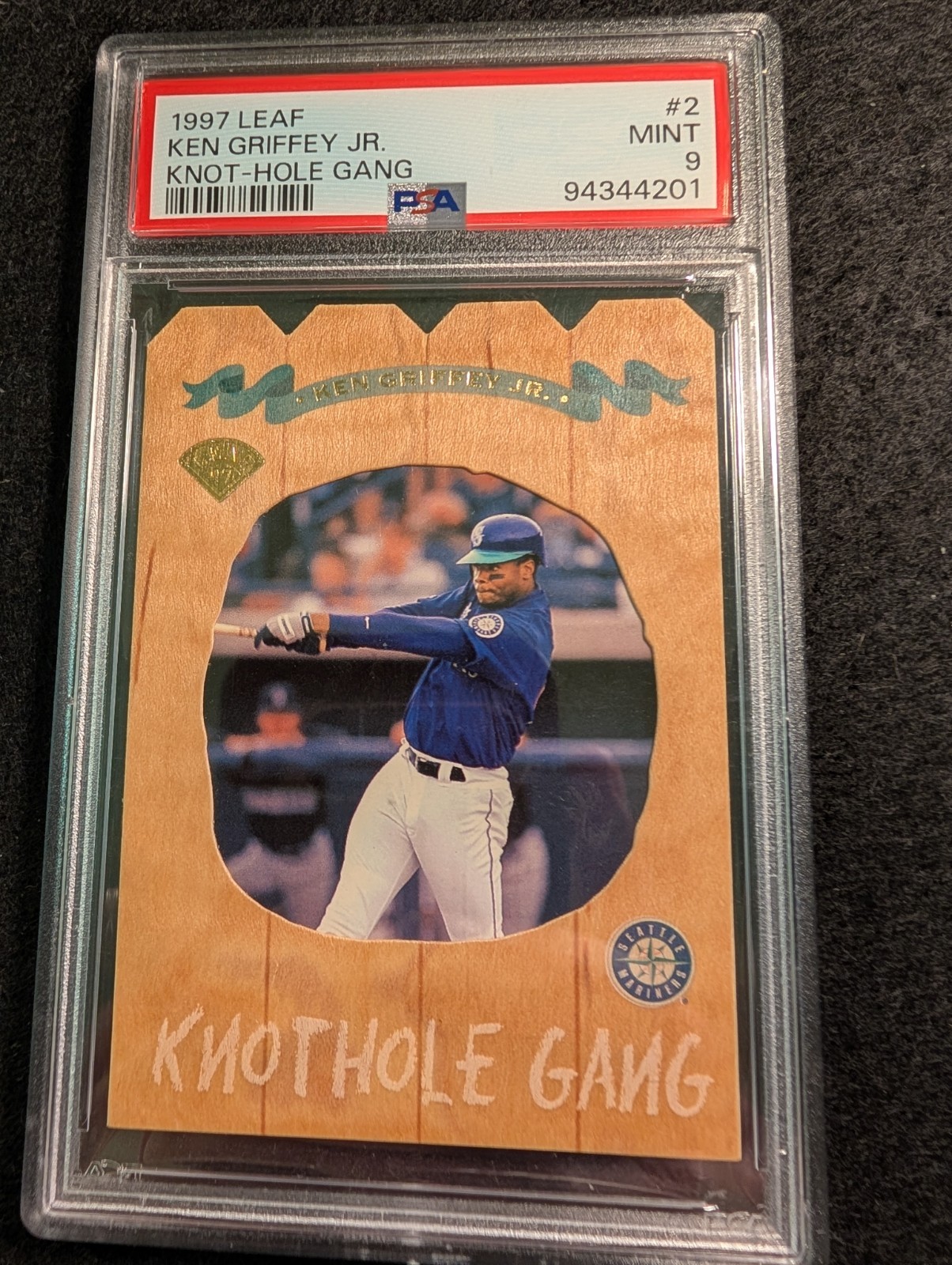 1997 LEAF KNOT-HOLE GANG #2 KEN GRIFFEY JR #’D 2570/5000 PSA 9 MINT MARINERS 1997 LEAF KNOT-HOLE GANG #2 KEN GRIFFEY JR #’D 2570/5000 PSA 9 MINT MARINERS