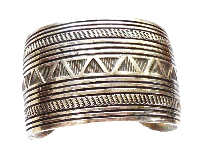 VINTAGE AMAZING NATIVE AMERICAN NAVAJO STAMPED DESIGN WIDE 1 5/8\ VINTAGE AMAZING NATIVE AMERICAN NAVAJO STAMPED DESIGN WIDE 1 5/8\